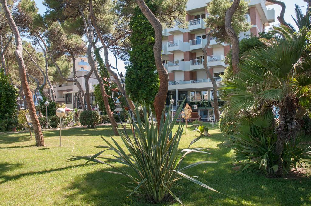 Hotel Atlantic Giulianova Eksteriør billede
